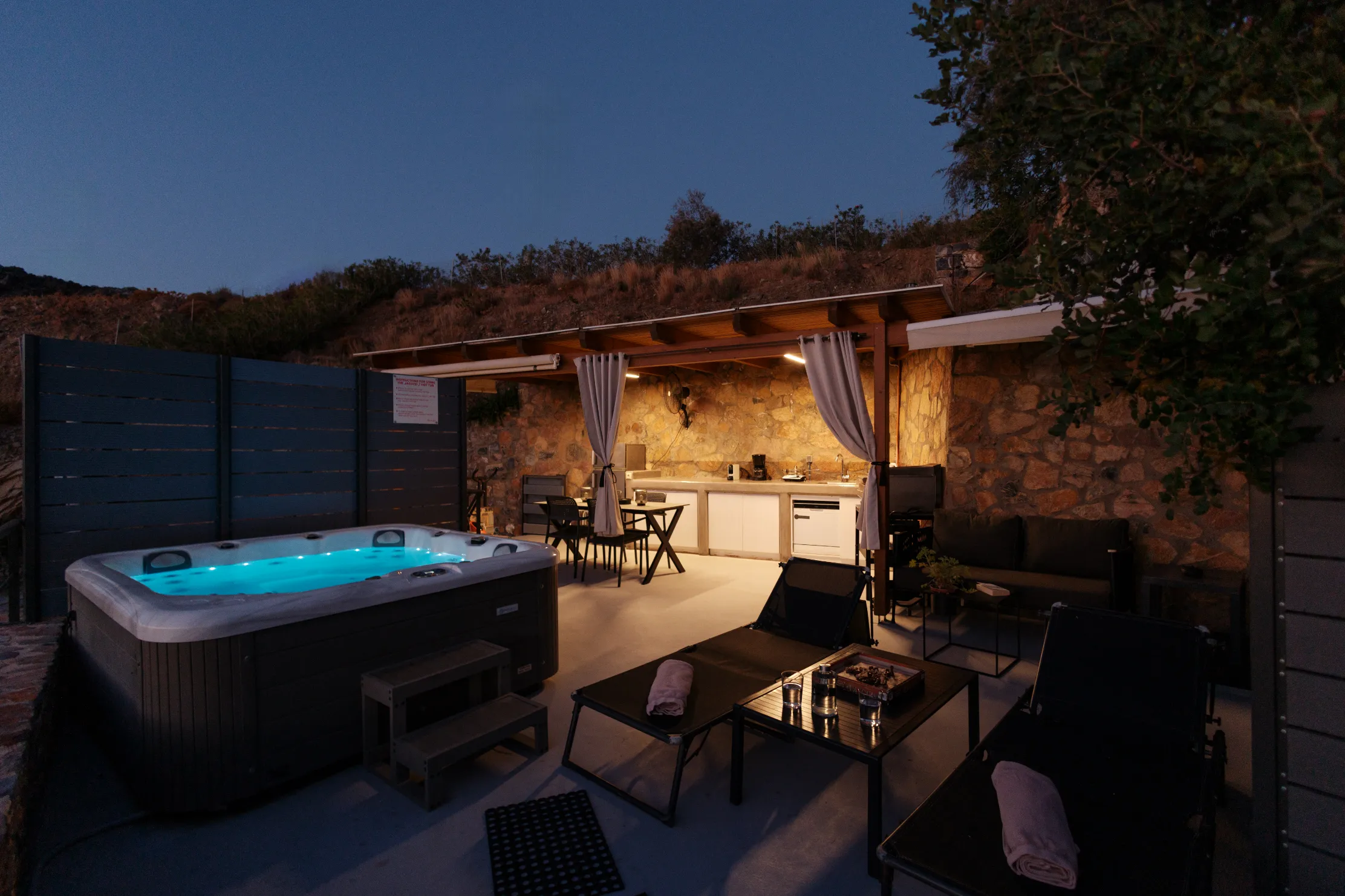 Exterior jacuzzi area of Palio Damnoni family villa